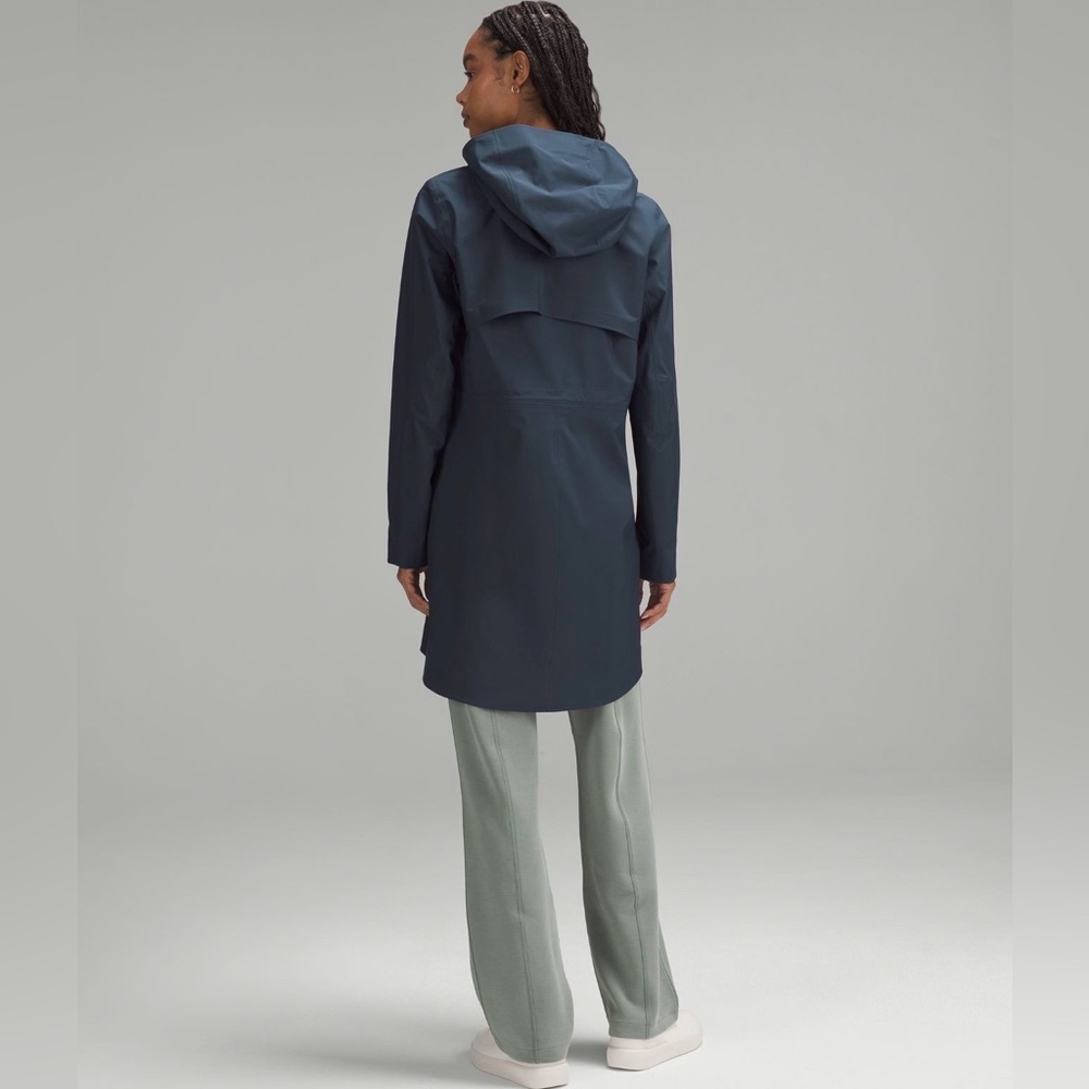 NWT LULULEMON RAIN REBEL JACKET SIZE 2 TRUE NAVY - Picture 2 of 16